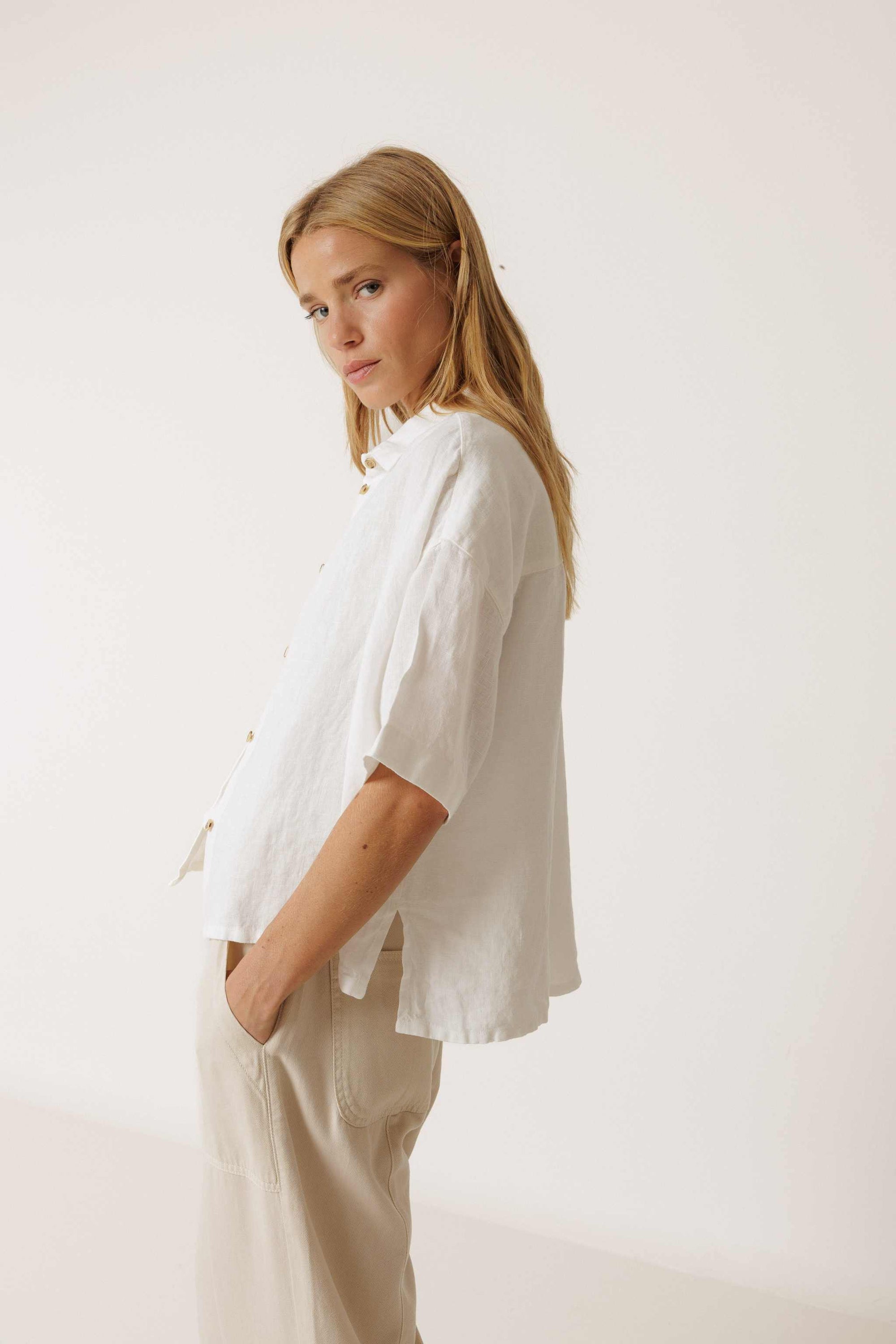 Indi and Cold Camisa Marfil Crop Linen Shirt