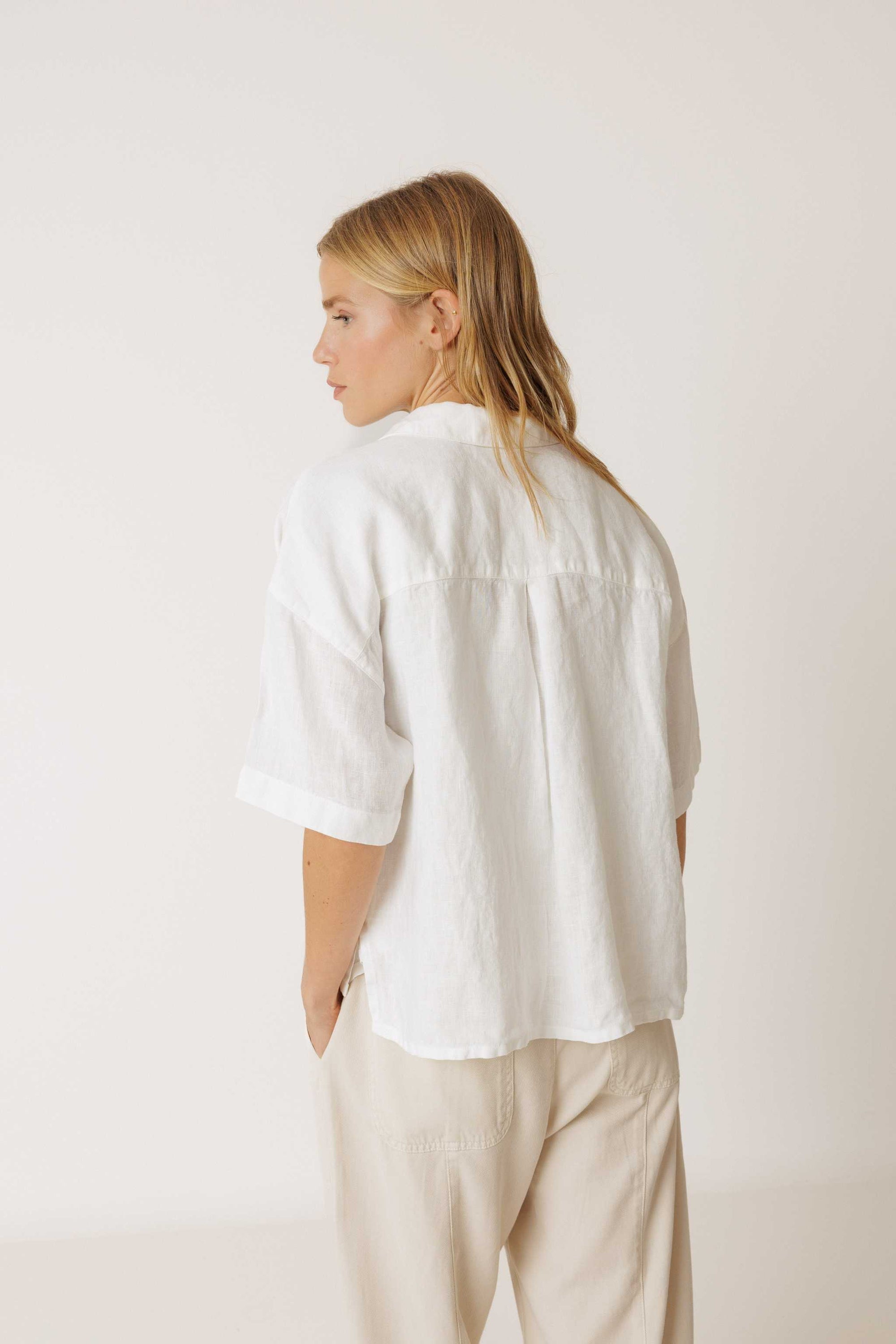 Indi and Cold Camisa Marfil Crop Linen Shirt