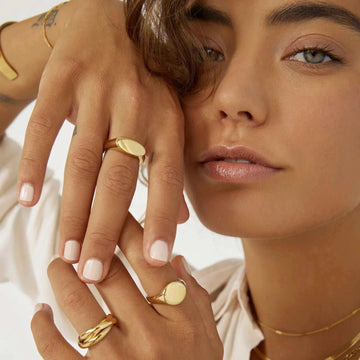 Arms of Eve Aster Signet Ring Gold